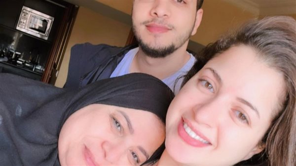 منى فاروق وعائلتها